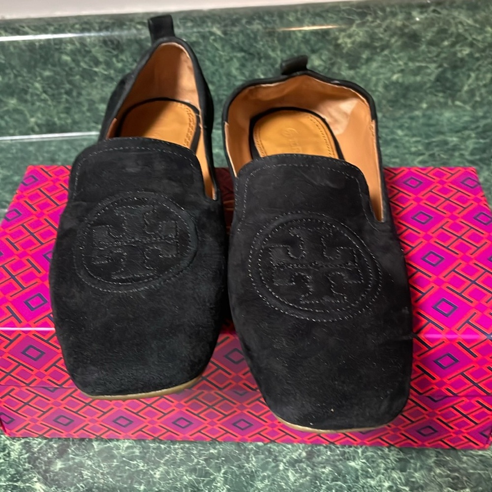 Woman's size 6 1/2 suede loafer